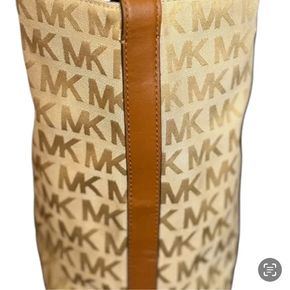 Michael Kors Jet Set Tote - Picture 7 of 11